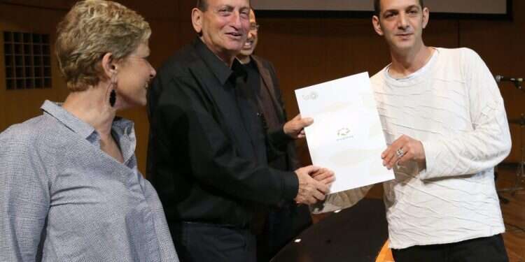 תחקירן הארץ גידי וייץ מקבל פרס סוקולוב ב-2015. צילום: קוקו צילום: קוקו