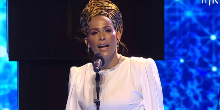 פירוש חדש למסורת ישנה. לינור אברג'יל מנחה את טקס המשואות. צילום מסך ערוץ כאן 11 צילום מסך ערוץ כאן 11