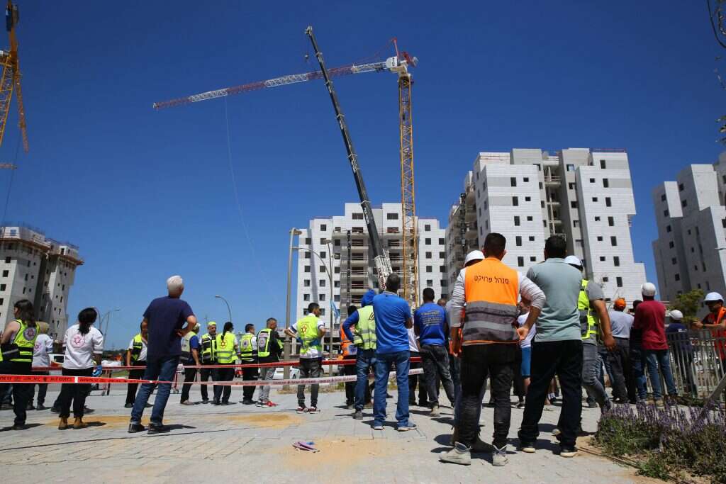 זירת התאונה באתר הבנייה ביבנה, השבוע. צילום: לירון מולדובן צילום: לירון מולדובן