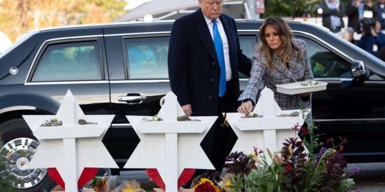 הנשיא טראמפ ואשתו מלניה בבית הכנסת  צילום: AFP