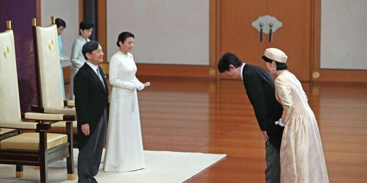 נסיך הכתר ורעייתו מברכים את הקיסר והקיסרית החדשים. צילום: AFP צילום: AFP