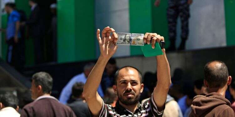 חלוקת הכסף הקטארי, בעזה. צילום: AFP צילום: AFP