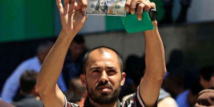 חלוקת הכסף הקטארי בעזה. צילום: AFP צילום: AFP