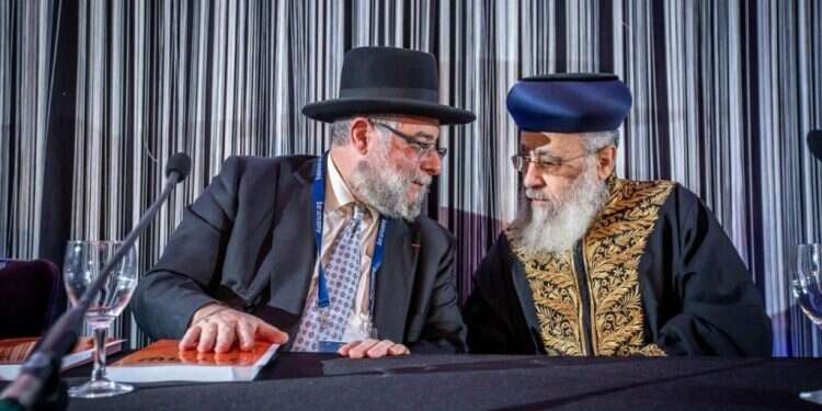 הרב פנחס גולדשמידט והרב יצחק יוסף בכנס ועד רבני אירופה. צילום: אלי איטקין  צילום: אלי איטקין