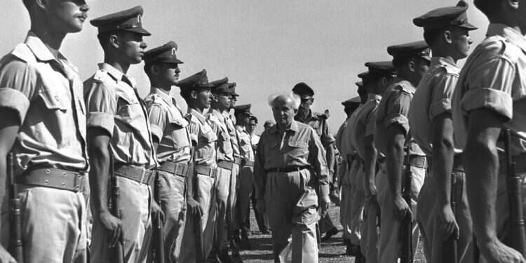 ראש הממשלה דוד בן־גוריון סוקר משמר כבוד צה צילום: לע"מ