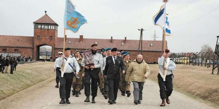 משלחת 'עדים במדים' בפולין. צילום: באדיבות צה צילום: באדיבות צה"ל