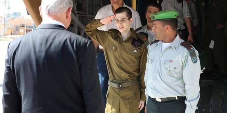 .גלעד שליט בחזרתו מן השבי. צילום: דו צילום: דו"צ