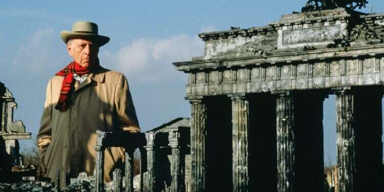 הסופר הרמן ווק מביט בדגם שער ברנדנבורג בגרמניה, במהלך צילומי סדרה המבוססת על ספריו  צילום: גטי אימג'ס