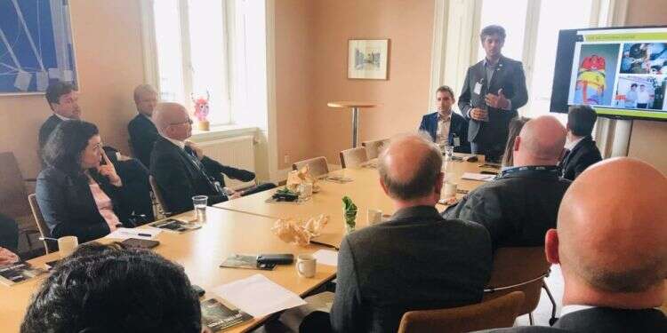 מפגש בשטוקהולם, אתמול. צילום: אריאל שנבל צילום: אריאל שנבל