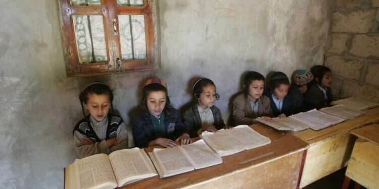 הרב ערוסי מזהיר בכרוז כי עוד מעט  צילום: רויטרס