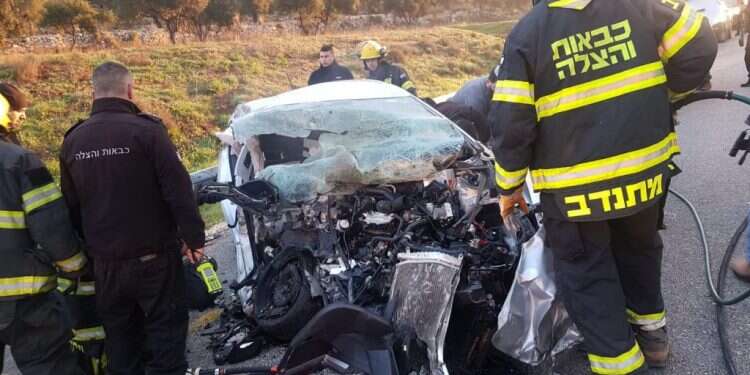 הרכב המרוסק סמוך לעלי, זירת התאונה של אורי מנדל ויוס עמיחי זכרונם לברכה. צילום: הצלה ללא גבולות צילום: הצלה ללא גבולות