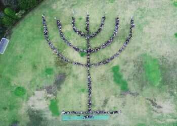 שיא גינס ליום העצמאות: המנורה האנושית הגדולה בעולם