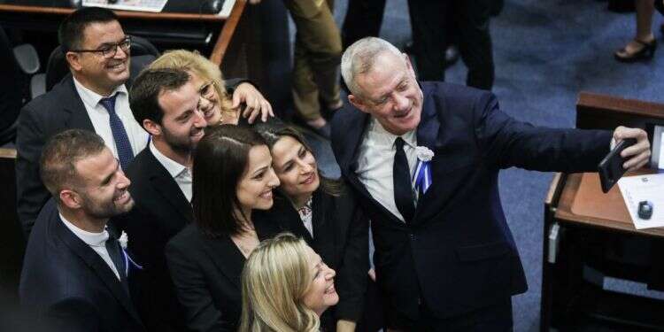 חברי מפלגת כחול לבן בסלפי לכבוד היום הראשון בכנסת. צילום: נעם רבקין פנטון - פלאש 90 צילום: נעם רבקין פנטון - פלאש 90