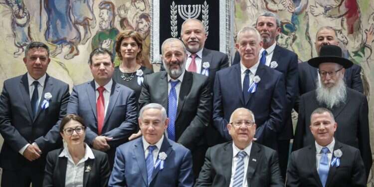 ראשי המפלגות עם נשיא המדינה ביום השבעת הכנסת ה-22. צילום: נעם ריבקין פנטון - פלאש 90 צילום: נעם ריבקין פנטון - פלאש 90