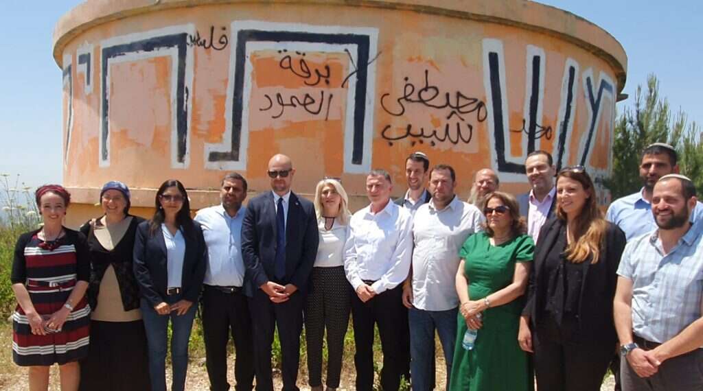 אזור אסור לכניסת יהודים. ראש מועצת שומרון יוסי דגן וחברי הכנסת בביקור בחומש, בשבוע שעבר. צילום: רועי חדי צילום: רועי חדי