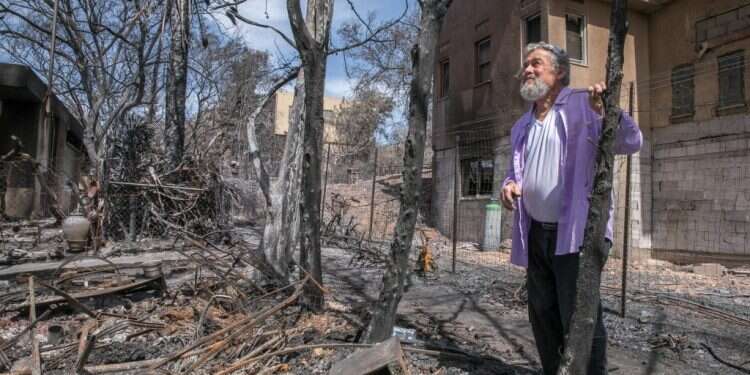 ויליאם ריצ'מן בביתו השרוף. צילום: יוסי אלוני צילום: יוסי אלוני