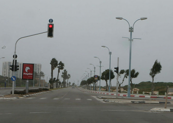 נכנס לצומת באור אדום, דרס שוטר, וזוכה