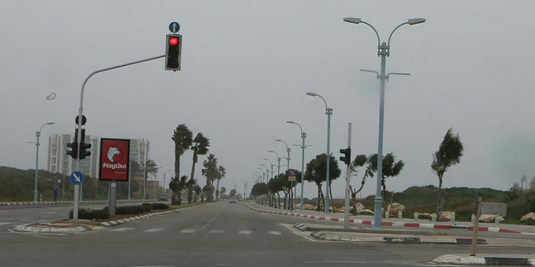 רמזור אדום (אילוסטרציה) נכנס לצומת באור אדום, דרס שוטר, וזוכה