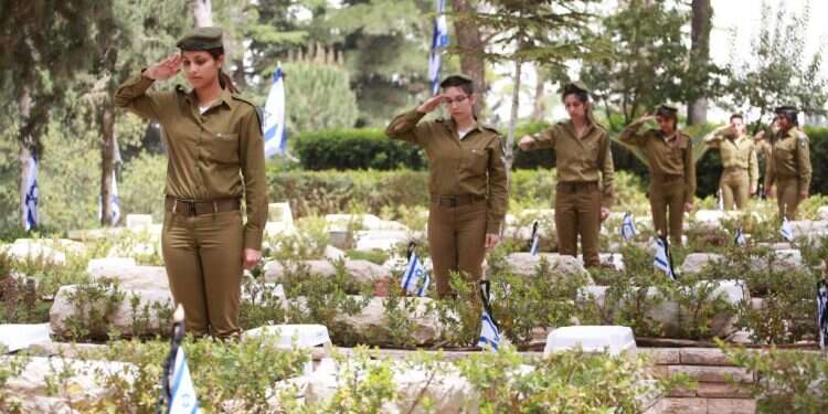 חיילים בבית העלמין הצבאי בהר הרצל. צילום: מרים צחי צילום: מרים צחי