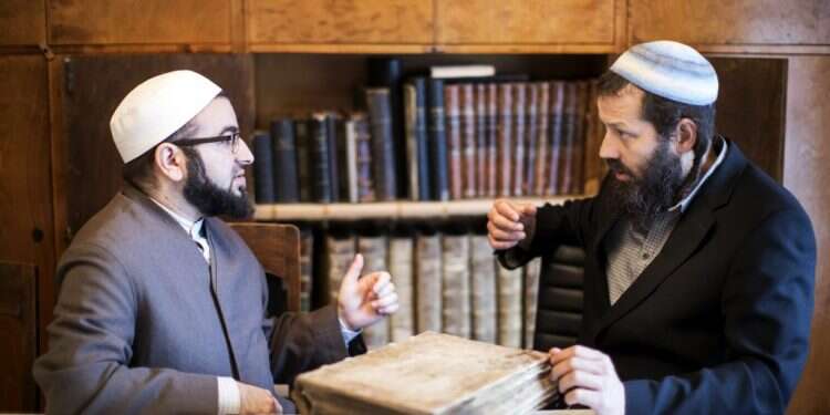 הרב משה דוד הכהן והאימאם סלאח א-דין בראקת במפגש בין דתי ב-2017. צילום: פיטר קרון צילום: פיטר קרון