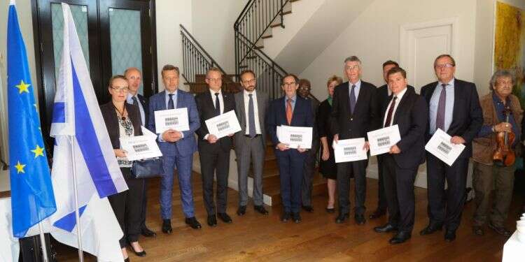 ז'ורז' מאייר (במרכז התמונה) עם משלחת שגרירי אירופה. צילום: ניר כפרי צילום: ניר כפרי