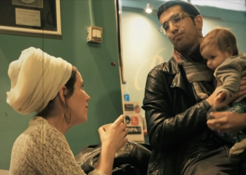 צילום מסך מתוך הקליפ לשיר "תודה שאת אוהבת אותי"