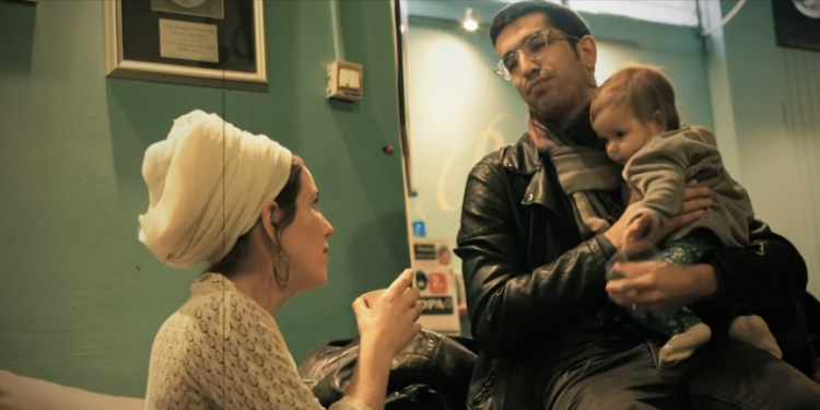 אפשר להסתייג במגזר מכך שהוא שר לאשתו צילום מסך מתוך הקליפ לשיר "תודה שאת אוהבת אותי"