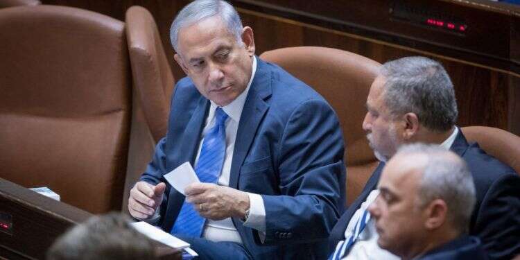 נתניהו וליברמן במליאת הכנסת. צילום: יונתן זינדל/פלאש 90 צילום: יונתן זינדל/פלאש 90