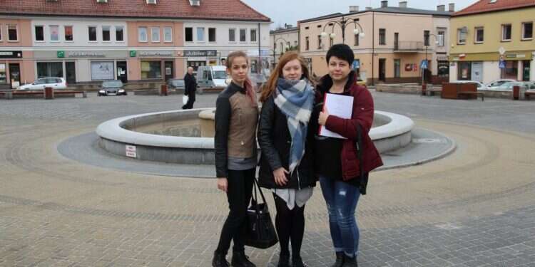 התלמידים התלהבו מסופגניות. מיסקובסקה עם שתי התלמידות סנדרה וויקטוריה. צילום: רחלי מלק בודה צילום: רחלי מלק בודה