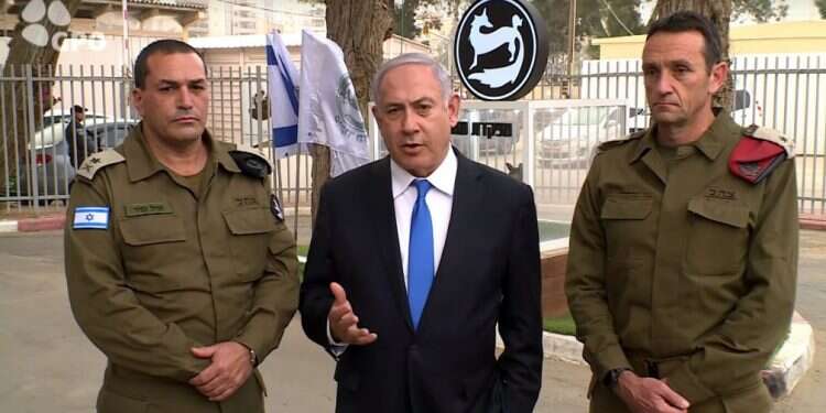 ראש הממשלה עם אלוף פיקוד הדרום הרצי הלוי (מימין) וסגן הרמטכ צילום: רועי אברהם, לע"מ