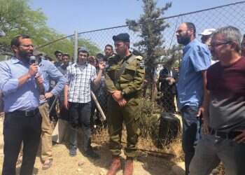 ישראל גנץ בטקס הקבורה המחודש של מאות העצמות שהושחתו ופוזרו. צילום: דוברות מתפ״ש צילום: דוברות מתפ״ש