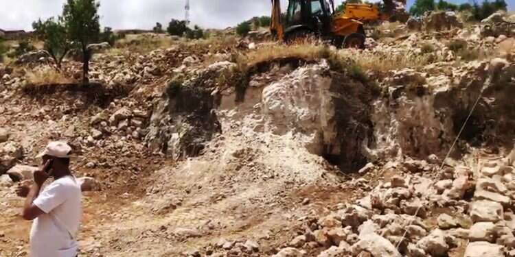 תיעוד עבודות העפר סמוך למערת הקבורה צו חדש משדרג את סמכויות פקחי העתיקות ביו"ש