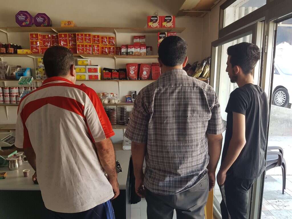 אחיו ובנו של מחמוד קטוסה, החשוד באונס בת ה-7. צילום: אסף גבור צילום: אסף גבור
