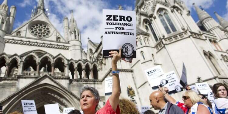 לא רק יהודים נלחמים נגד התופעה. הפגנה נגד אנטישמיות מול בית המשפט העליון, 2014. צילום: AFP צילום: AFP