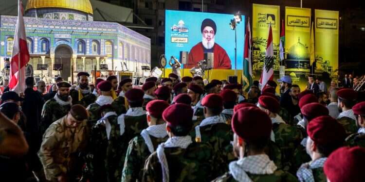 עצרת חיזבאללה ביום השישי האחרון של הרמדאן בביירות. צילום: EPA צילום: EPA