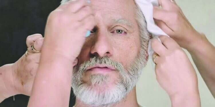 בנאי. צילום מסך מתוך הקליפ צילום מסך מתוך הקליפ