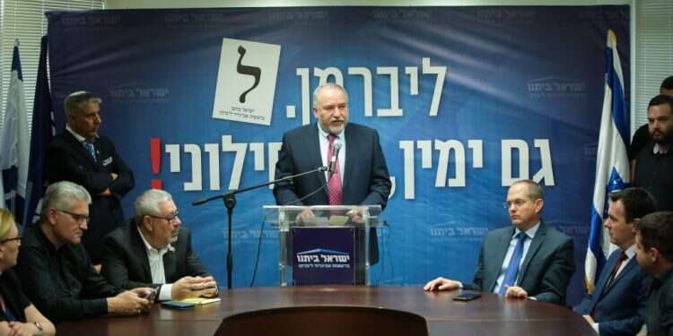 ליברמן בישיבת סיעת ישראל ביתנו, לפני שבועיים. צילום: אורן בן חקון צילום: אורן בן חקון