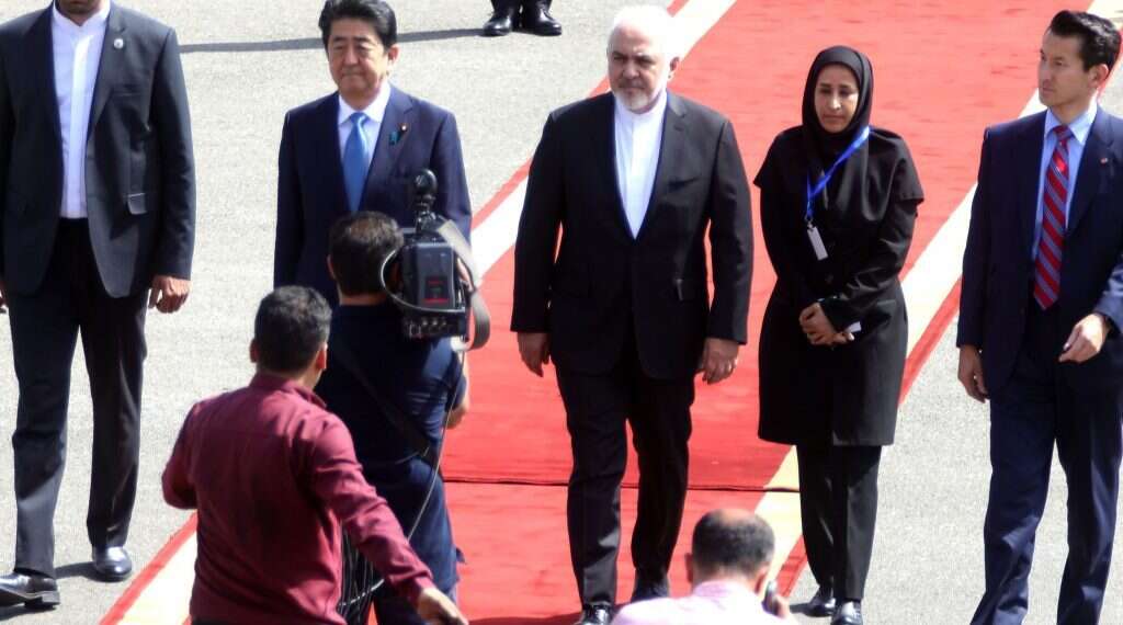 ראש ממשלת יפן שינזו אבה ושר החוץ האיראני ג'וואד זריף, השבוע בטהרן. צילום: EPA צילום: EPA