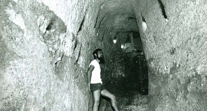 ריטמאייר בשנות השבעים בתוך בור מספר 10 בדרום ההר "פה, היכן שחצוב, ניצב ארון הברית"