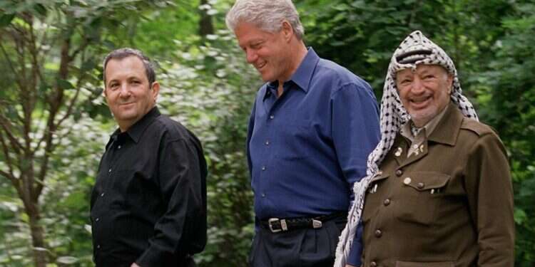 יאסר ערפאת, ביל קלינטון ואהוד ברק במהלך הסכמי קמפ־ דייוויד, 1978. צילום: אבי אוחיון, לע צילום: אבי אוחיון, לע"מ