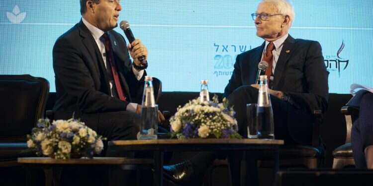 ניר ברקת ומייקל פורטר בכנס 'ישראל צומחת' צילום: רמי זרנגר צילום: רמי זרנגר