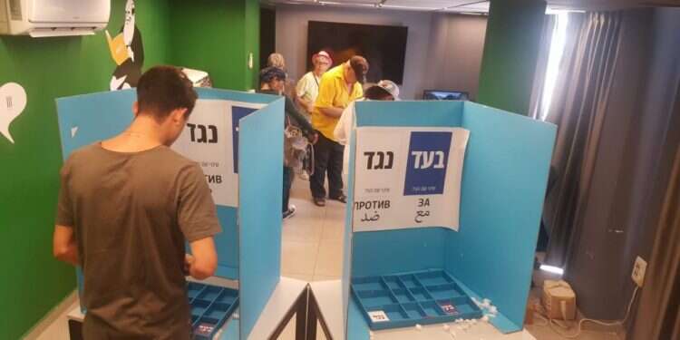 התושבים מצביעים על שינוי שמה של נצרת עילית. צילום: יאיר קראוס צילום: יאיר קראוס