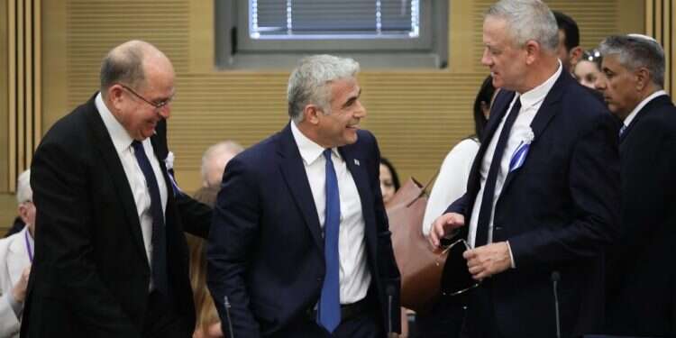 בני גנץ, יאיר לפיד ומשה (בוגי) יעלון בפתיחת מושב הכנסת בסוף אפריל. צילום: נעם ריבקין פנטון, פלאש 90 צילום: נעם ריבקין פנטון, פלאש 90