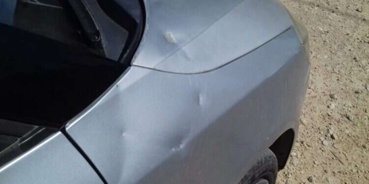 רכבו של הנהג היהודי שנרגם באבנים בלינץ' בחווארה. צילום: ארגון חוננו צילום: ארגון חוננו