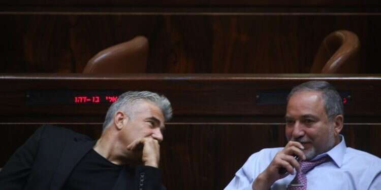 אביגדור ליברמן ויאיר לפיד בהצבעה במליאה ב2015. צילום: מרים צחי צילום: מרים צחי