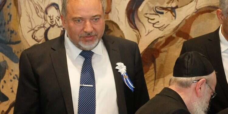 פעם ראשונה שמישהו מעמיד תנועת־נגד לחרדים. אביגדור ליברמן ויעקב ליצמן בהשבעה לכנסת ה20. צילום: מרים אלסטר, פלאש 90 צילום: מרים אלסטר, פלאש 90