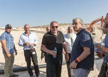 השר לשעבר ליברמן יחד עם רואה (מימין) ואלירז (משמאל), באתר הקמת עמיחי ב־2017. צילום: הלל מאיר, TPS צילום: הלל מאיר, TPS