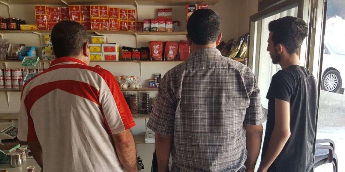 אחיו ובנו של מחמוד קטוסה, החשוד באונס בת ה-7. צילום: אסף גבור צילום: אסף גבור