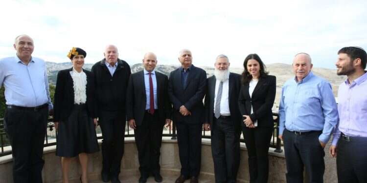 לבלוע צפרדעים: חיבור המפלגות בימין לא טבעי, אך הכרחי