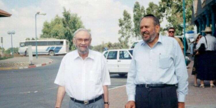 הרב חזן עם הרב יהודה אשכנזי (מניטו) חברו לנפש ושותף לדרך בהנהגת יהודי צרפת בישראל. צילום: באדיבות בתו, מרים סטיווי צילום: באדיבות בתו, מרים סטיווי